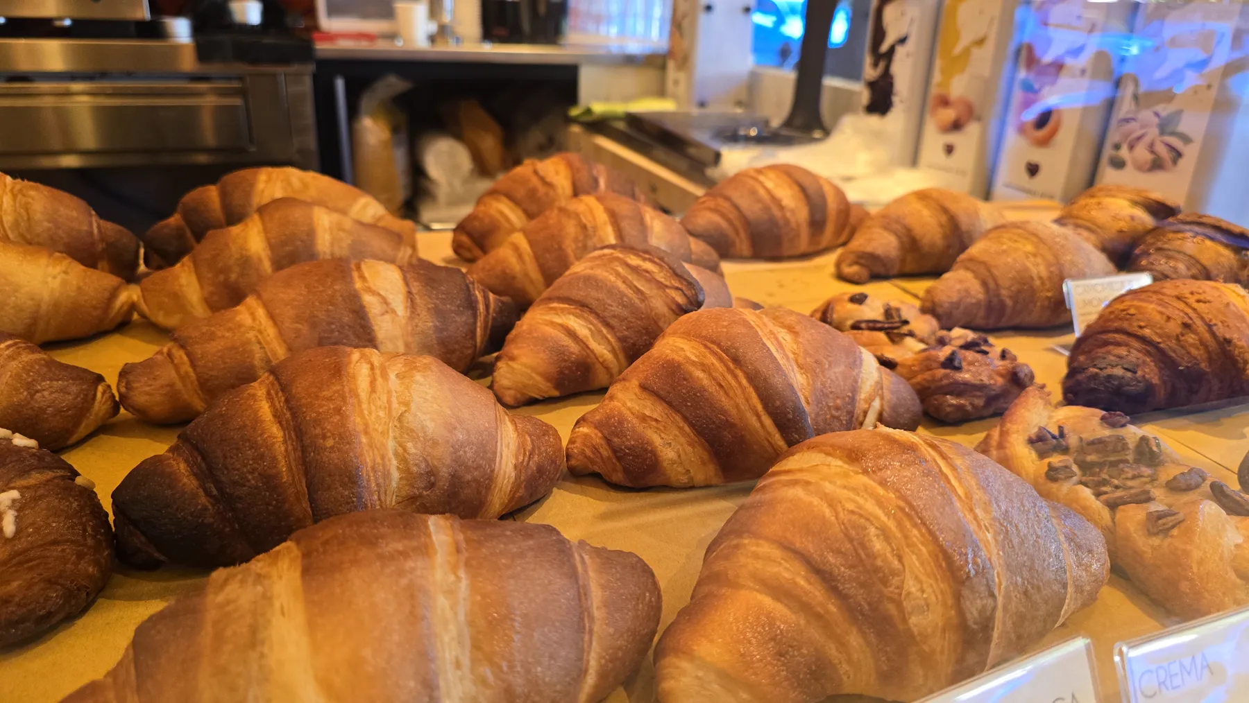 Brioche con lievito madre nella vetrina di Astro Cafè a Como