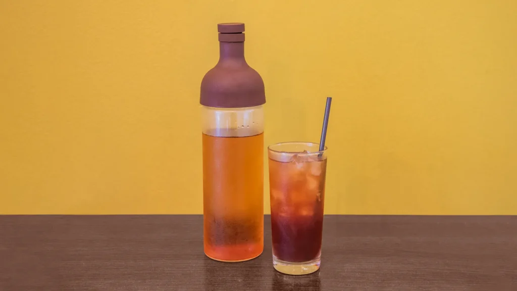 Coffee cold brew in bottiglia e bicchiere con ghiaccio