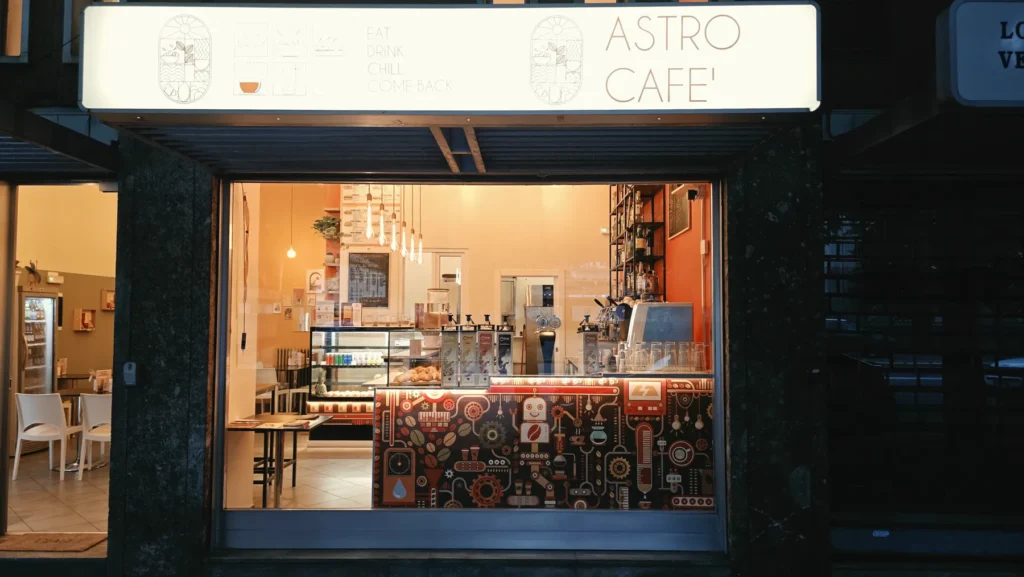 Ingresso di Astro Cafè in viale Roosevelt 9 a Como, di sera